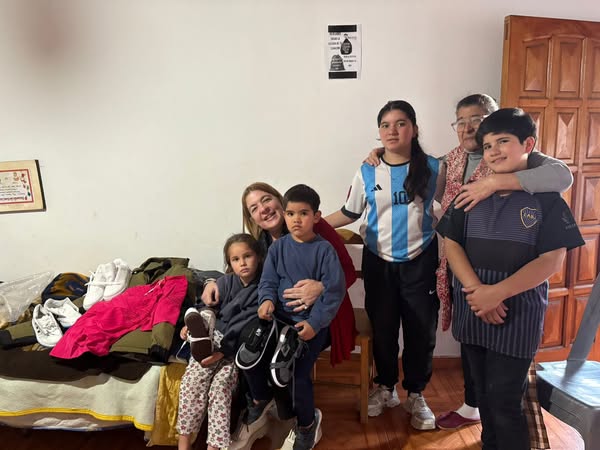 Asistimos con ropa y calzado a una abuela en nuestra comunidad